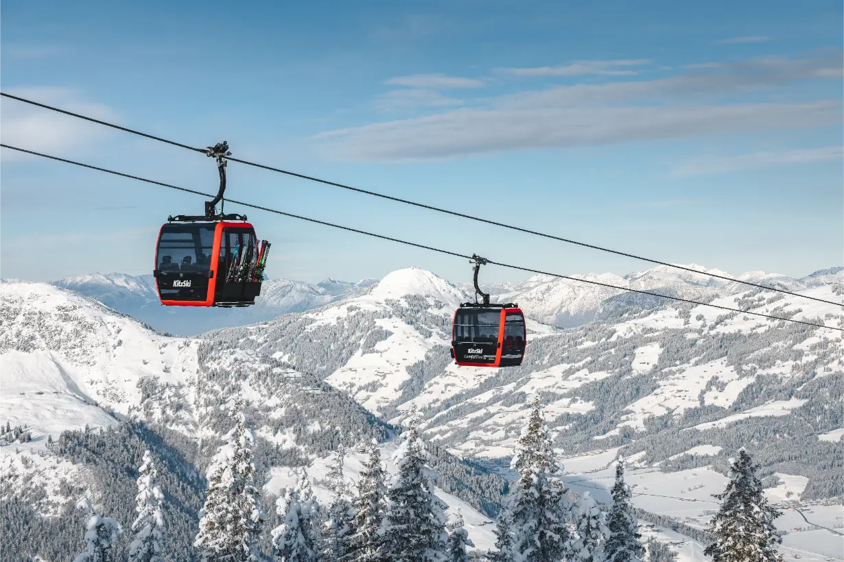 Rode gondels van skigebied Brixental bij Fieberbrunn