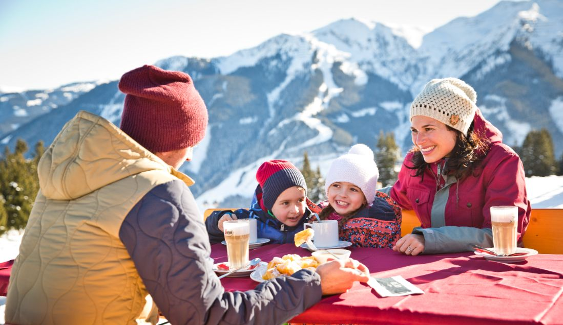 Familie geniet van de wintersport bij Fieberbrunn