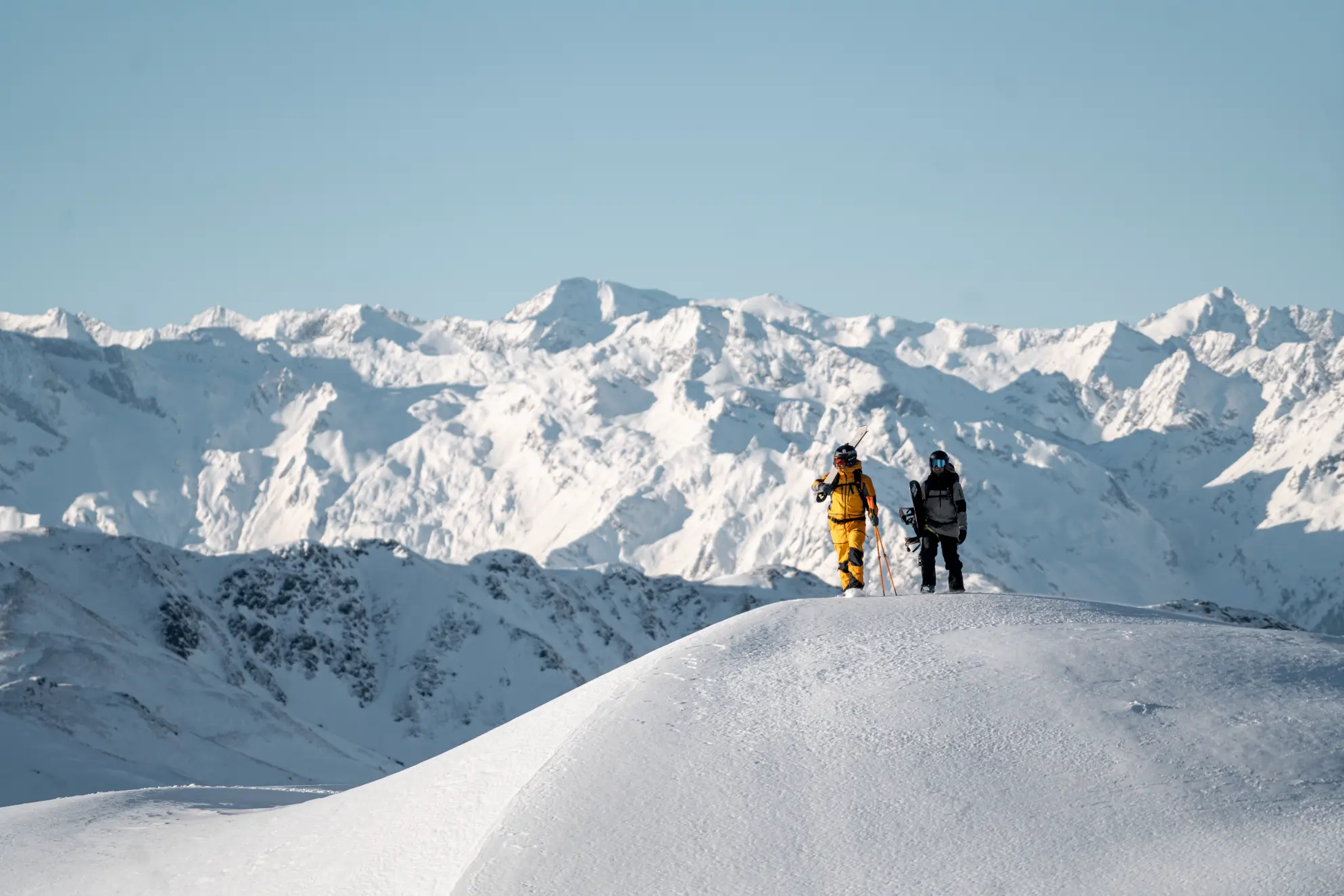 Freerider op een besneeuwde bergkam bij Fieberbrunn
