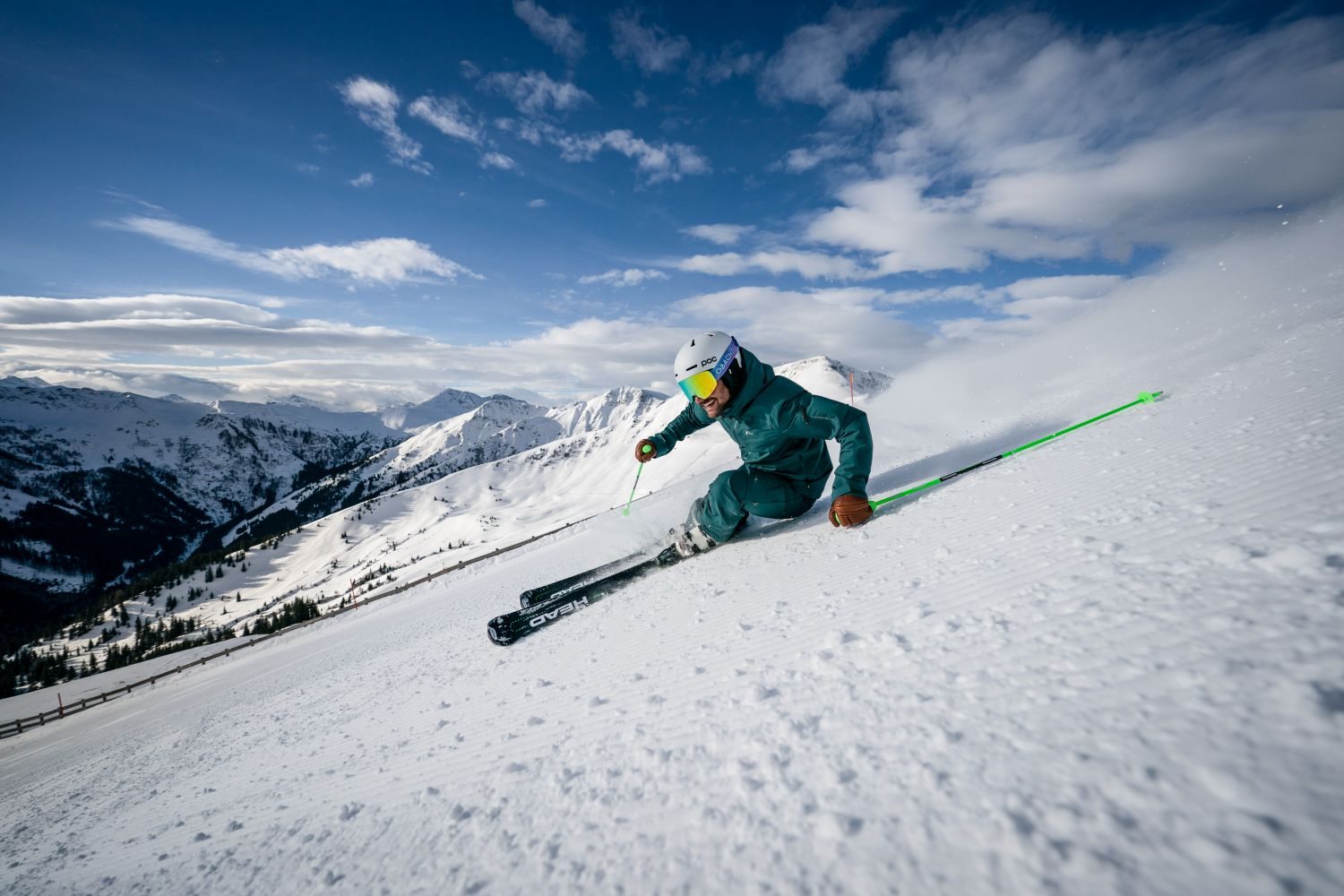 Ski&euml;r carvet door de sneeuw in de Skicircus bij Fieberbrunn