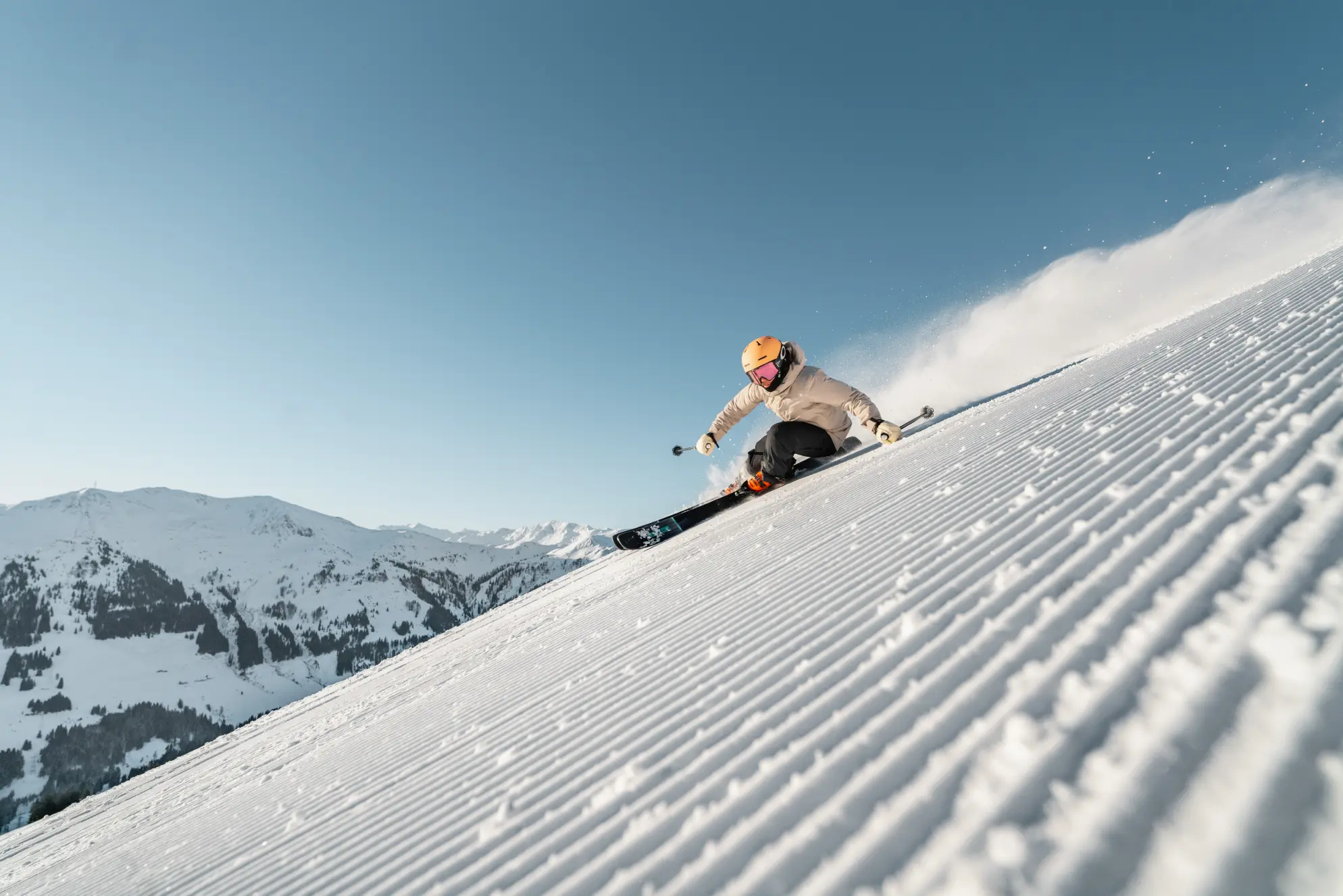 Ski&euml;r met huurmateriaal in de poedersneeuw bij Fieberbrunn