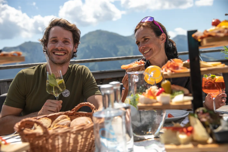Bezoekers tijdens de Bergsommer opening in Fieberbrunn