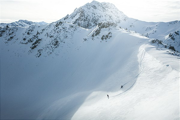 Besneeuwde bergtop in het freeride-gebied van Fieberbrunn