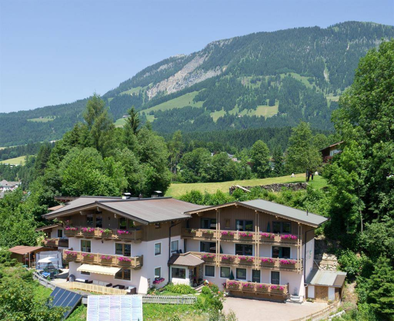 Vakantiehuis met bergen op de achtergrond in Fieberbrunn