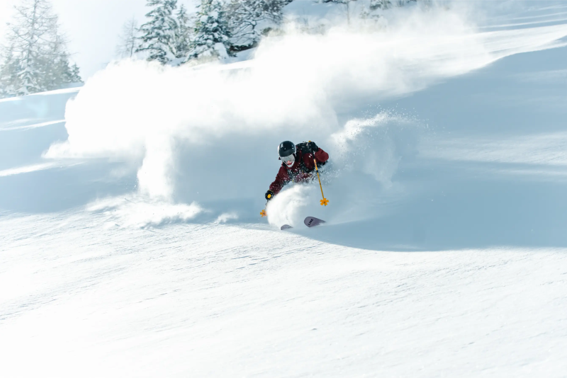 Freerider in poedersneeuw tijdens de Freeride World Tour in Fieberbrunn