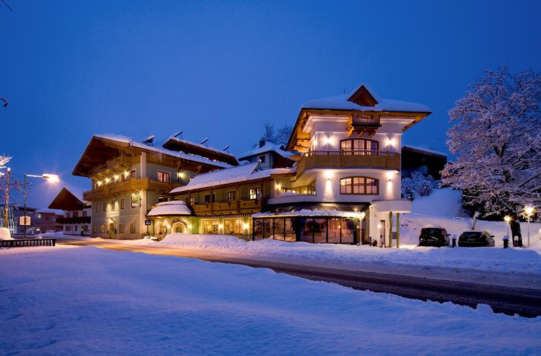 Verlichte Gasthof Obermair in de avond bij Fieberbrunn