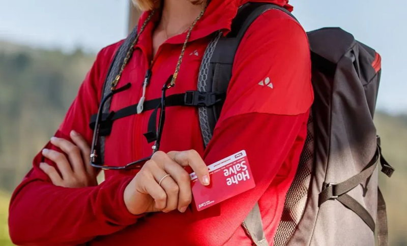 Wandelaar met de Kitzbuheler Alpen Sommer Card in Fieberbrunn