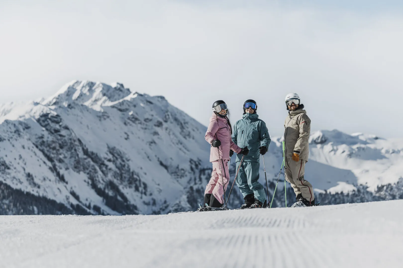 Drie skiërs op de piste in het skigebied Skicircus