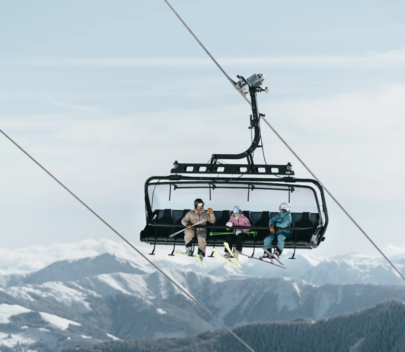 Stoeltjeslift boven de piste in Fieberbrunn