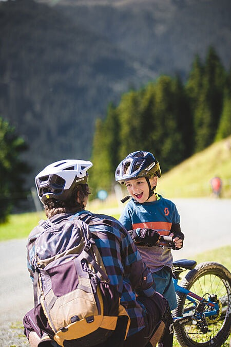 Mountainbikers op een bergpad in de zomer bij Fieberbrunn