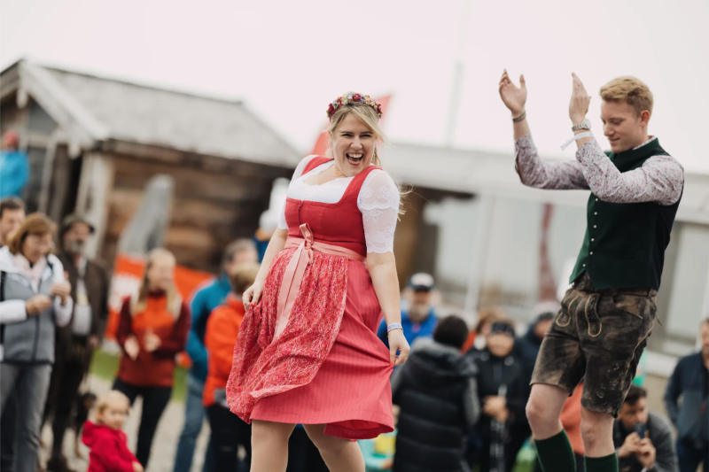 Publiek tijdens een openluchtconcert in Fieberbrunn