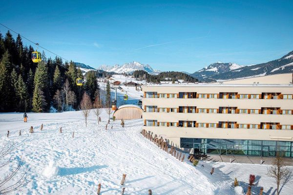 Wintersporthotel in de sneeuw bij Fieberbrunn