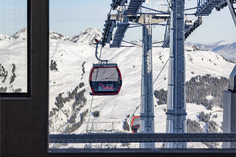 Skibus naar de 12er NordGondel richting de 12er Nord bij Fieberbrunn