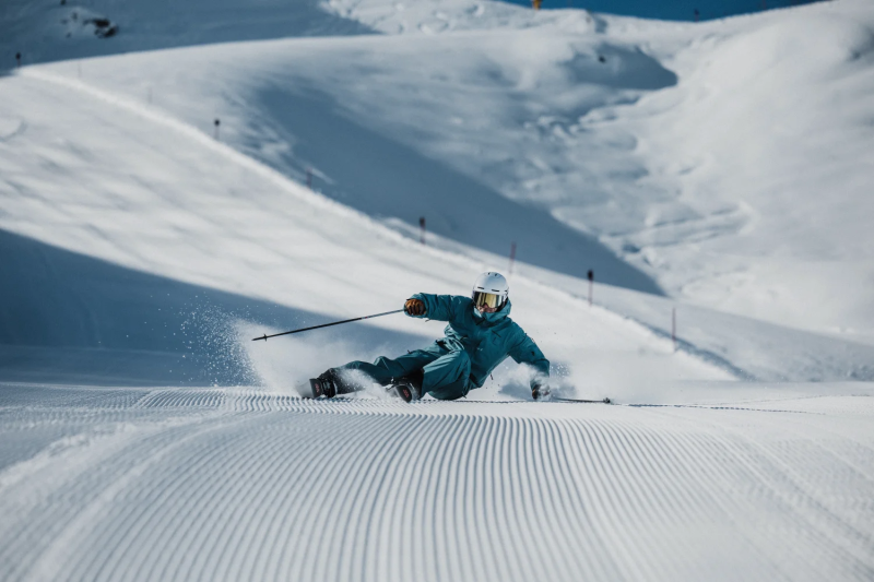 Skier in het skigebied van Fieberbrunn