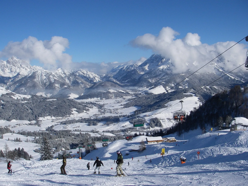 Skiërs en een skilift in het skigebied bij Fieberbrunn