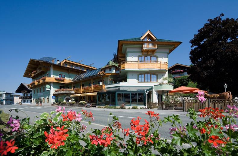 Hotel met bloemen in de zomer bij Fieberbrunn