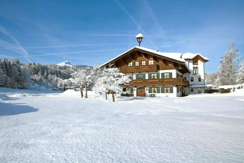 Wintersporthotel in de sneeuw bij Fieberbrunn
