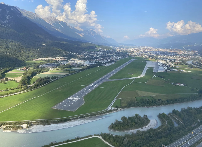 Luchtfoto van de landingsbaan van Innsbruck Airport in het Inntal