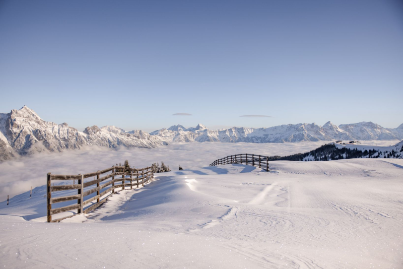Winterpanorama van besneeuwde bergen in skigebied Fieberbrunn