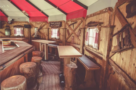 Enzianhutte in FieberbrunnGezellig interieur van de Enzianhutte in Fieberbrunn