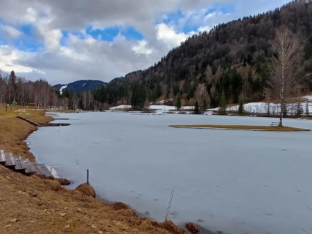 Oever van het meer met open water en de eerste sneeuw op de kant – Lauchsee vanuit Fieberbrunn, Fieberbrunn