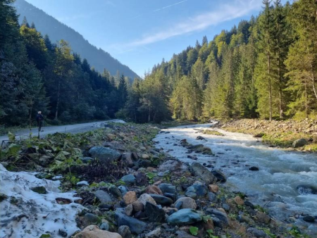 Bergbeek met keien tussen dicht bos in een smal dal – Bergtunnel en de watervallen Schreiende Brunnen, Fieberbrunn