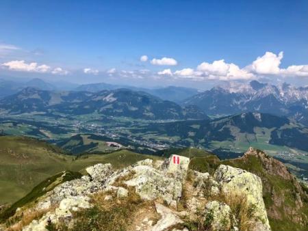 Bergtop boven een donker bergmeer in een groene kom – Wildseeloder en de Wildseelodersee, Fieberbrunn