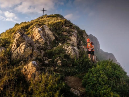 Rotsformatie met uitzicht over het beboste dal – Van St. Jakob im Haus naar het Jakobskreuz, Fieberbrunn