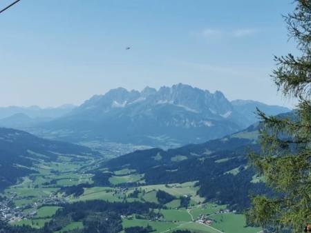 Uitzicht over het dal met de kalkbergen op de achtergrond – Buchensteinwand vanuit Sankt Jakob in Haus, Fieberbrunn