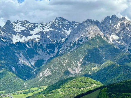 Bergstation met gele en rode gebouwen, van bovenaf gezien – Buchensteinwand en Hoametzlhütte vanuit Fieberbrunn, Fieberbrunn