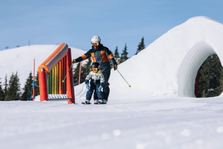 Kinderen leren skiën in Fieberbrunn