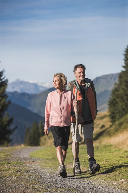 Wandelend koppel in de zomer bij Fieberbrunn