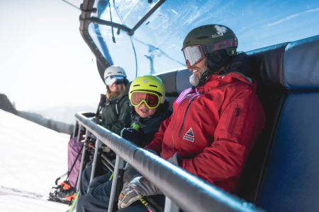 Kinderen op de skilift tijdens de skiles bij Fieberbrunn