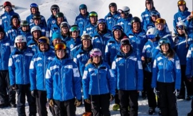 Groepsfoto van een skischool in Fieberbrunn