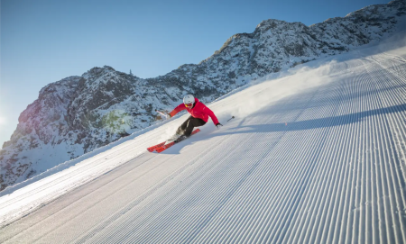 Skier tijdens de skishow in Fieberbrunn