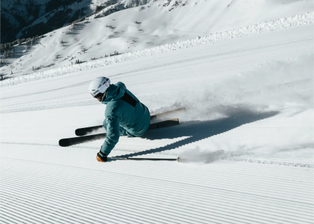 Skier in de verse sneeuw met huurset in Fieberbrunn