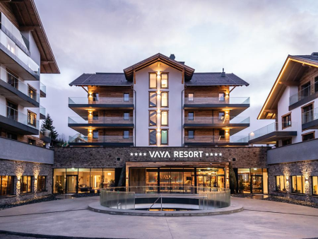 Vaya Resort in de avondschemering bij Fieberbrunn