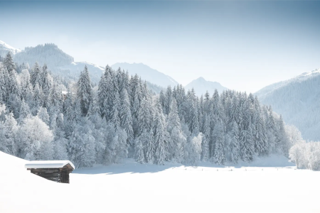 Besneeuwd winterlandschap achter de schermen in Fieberbrunn