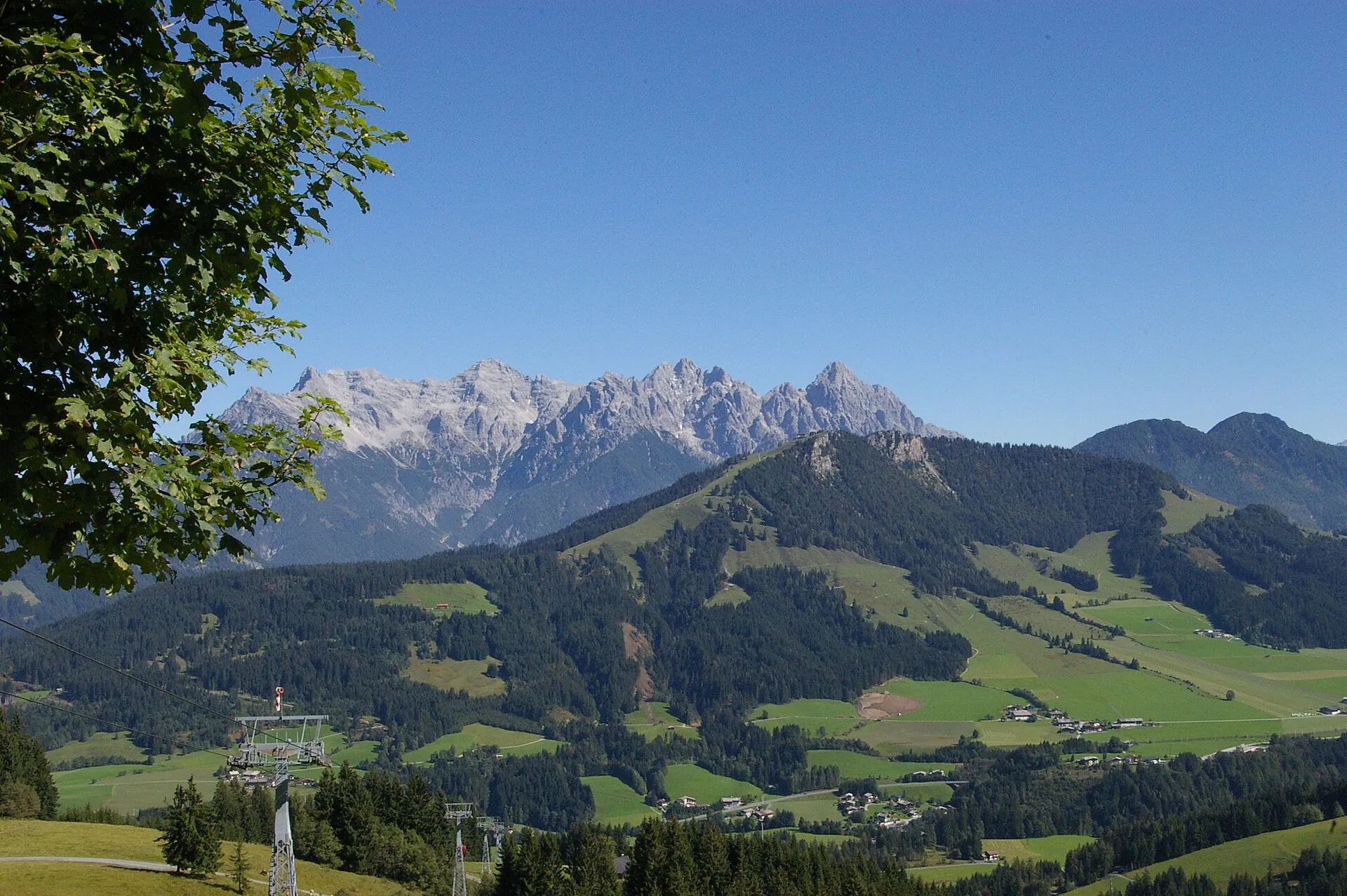 Uitzicht op de bergen van de Kitzb&uuml;heler Alpen bij Fieberbrunn in de zomer