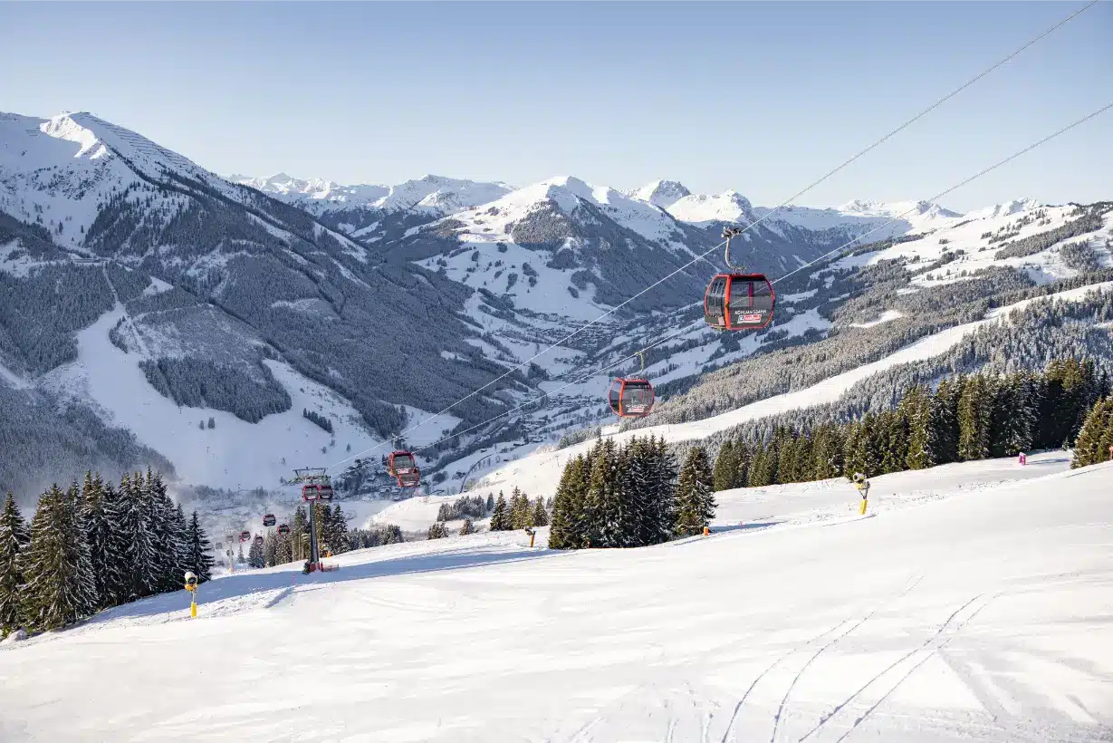 Uitzicht op de skiliften in de bergen bij Fieberbrunn