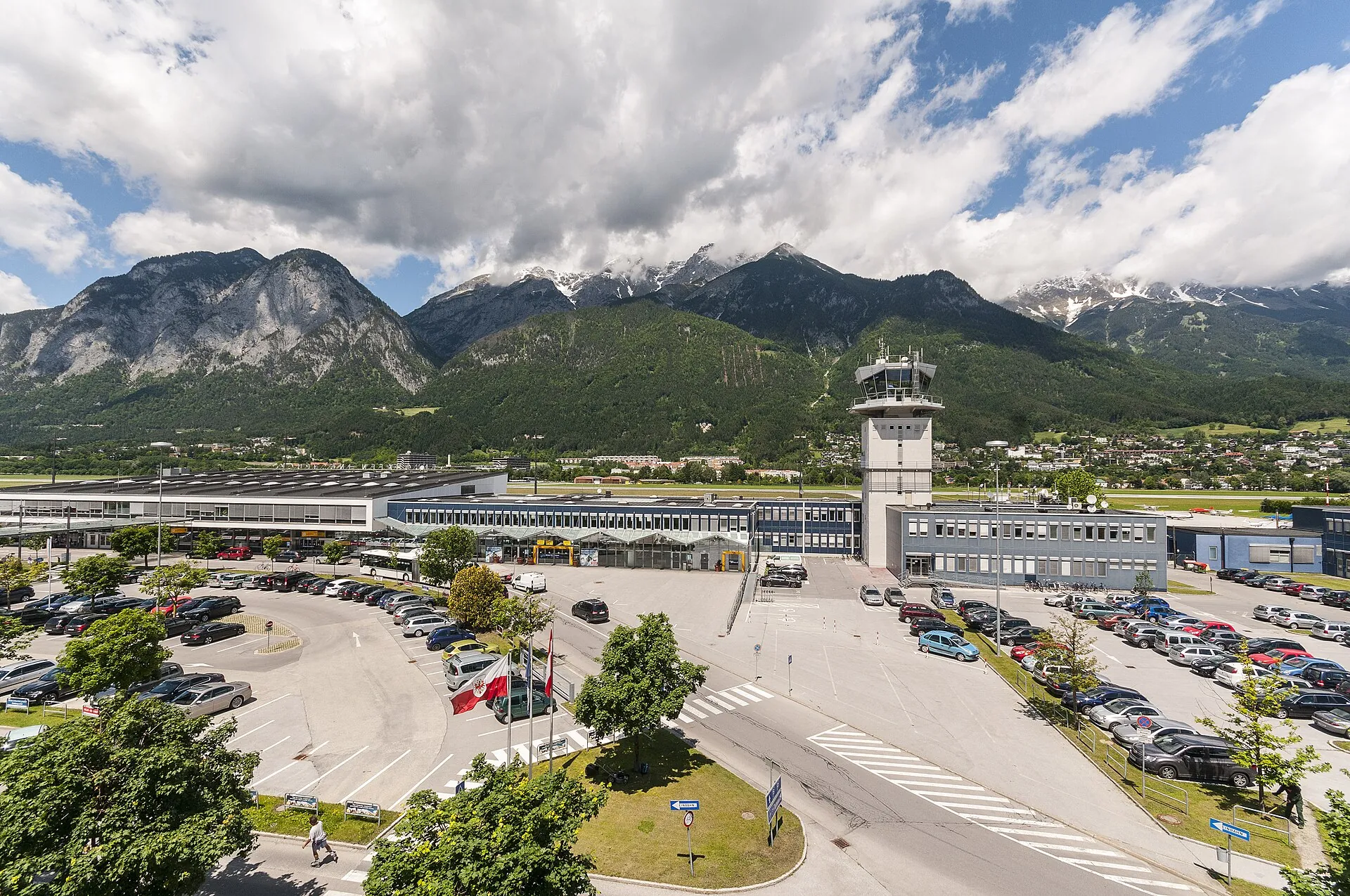 Vliegveld Innsbruck met de verkeerstoren en bergen op de achtergrond