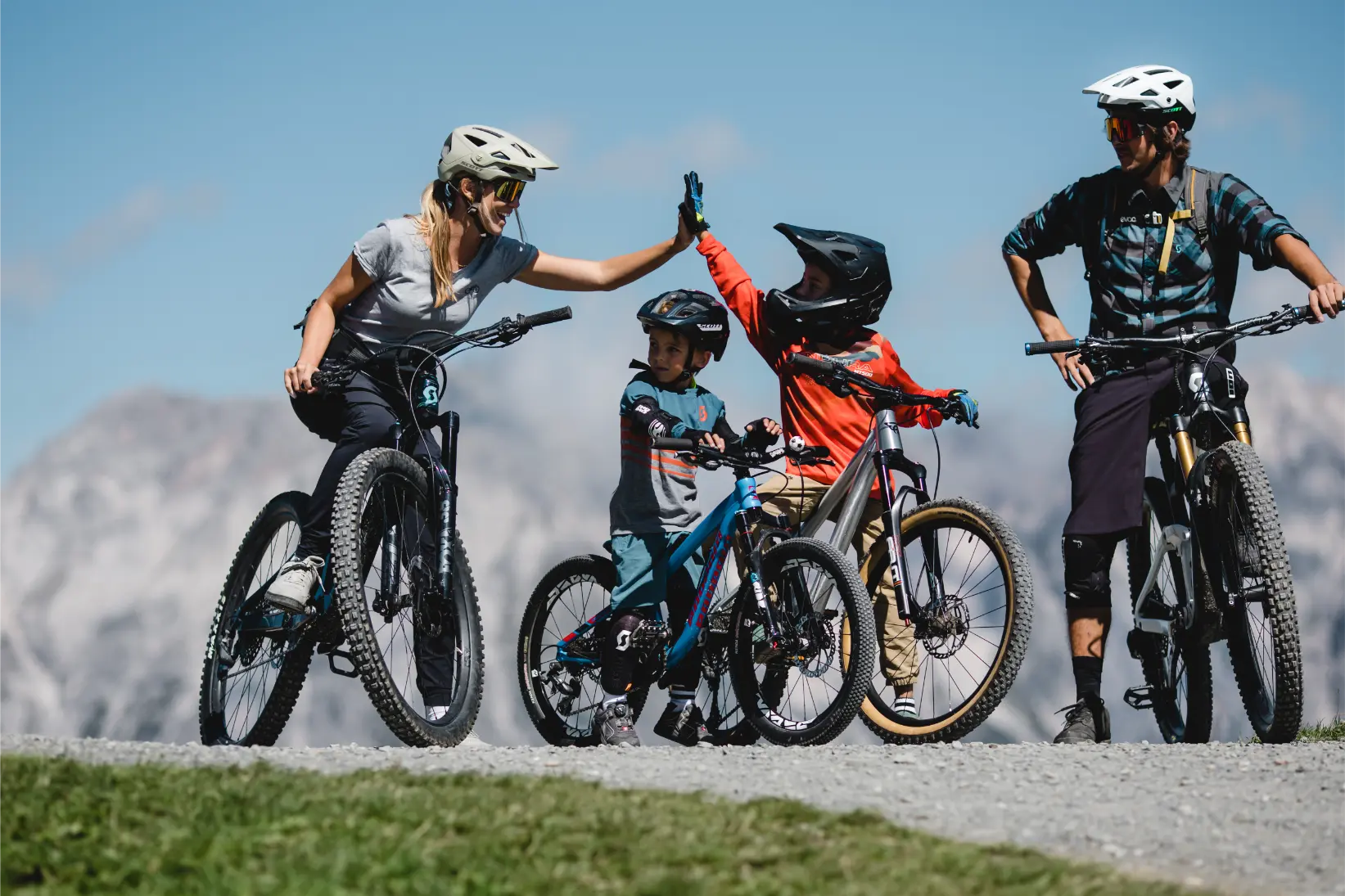 Mountainbikers in de bergen bij Fieberbrunn