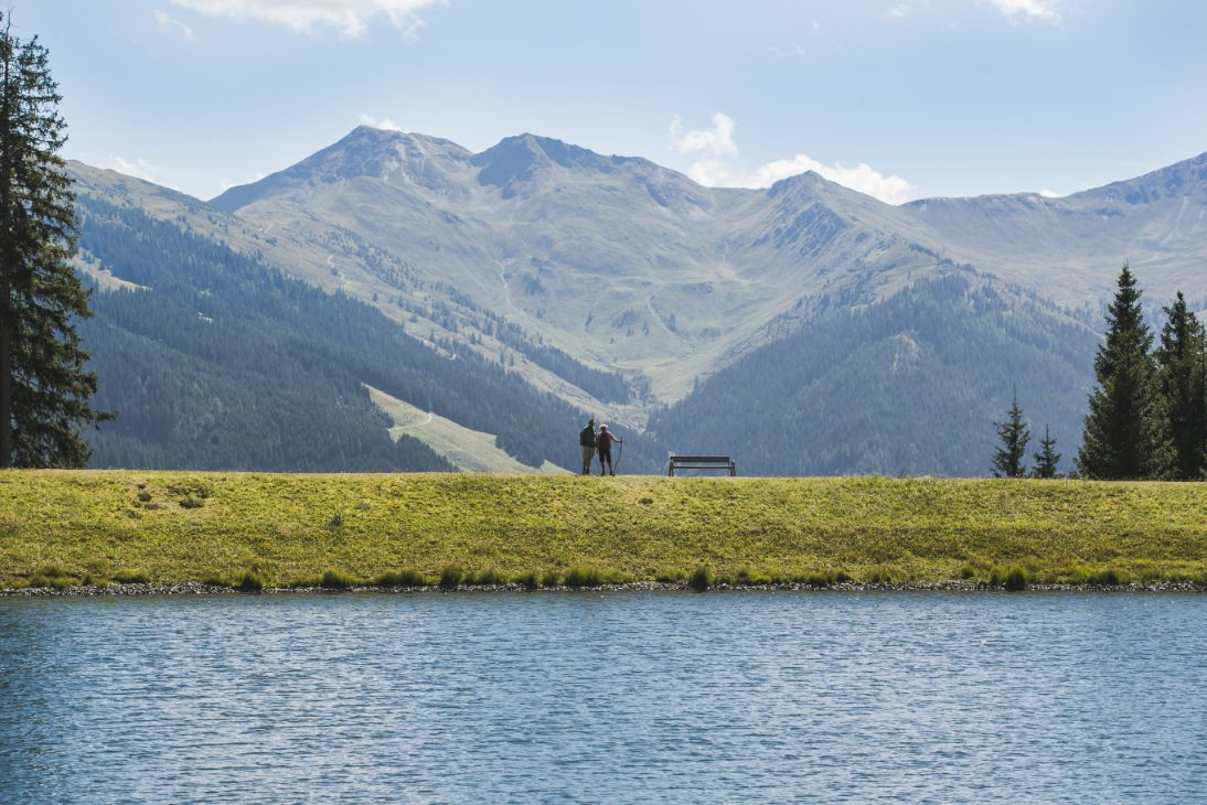 Wandelen langs een bergmeer bij Fieberbrunn