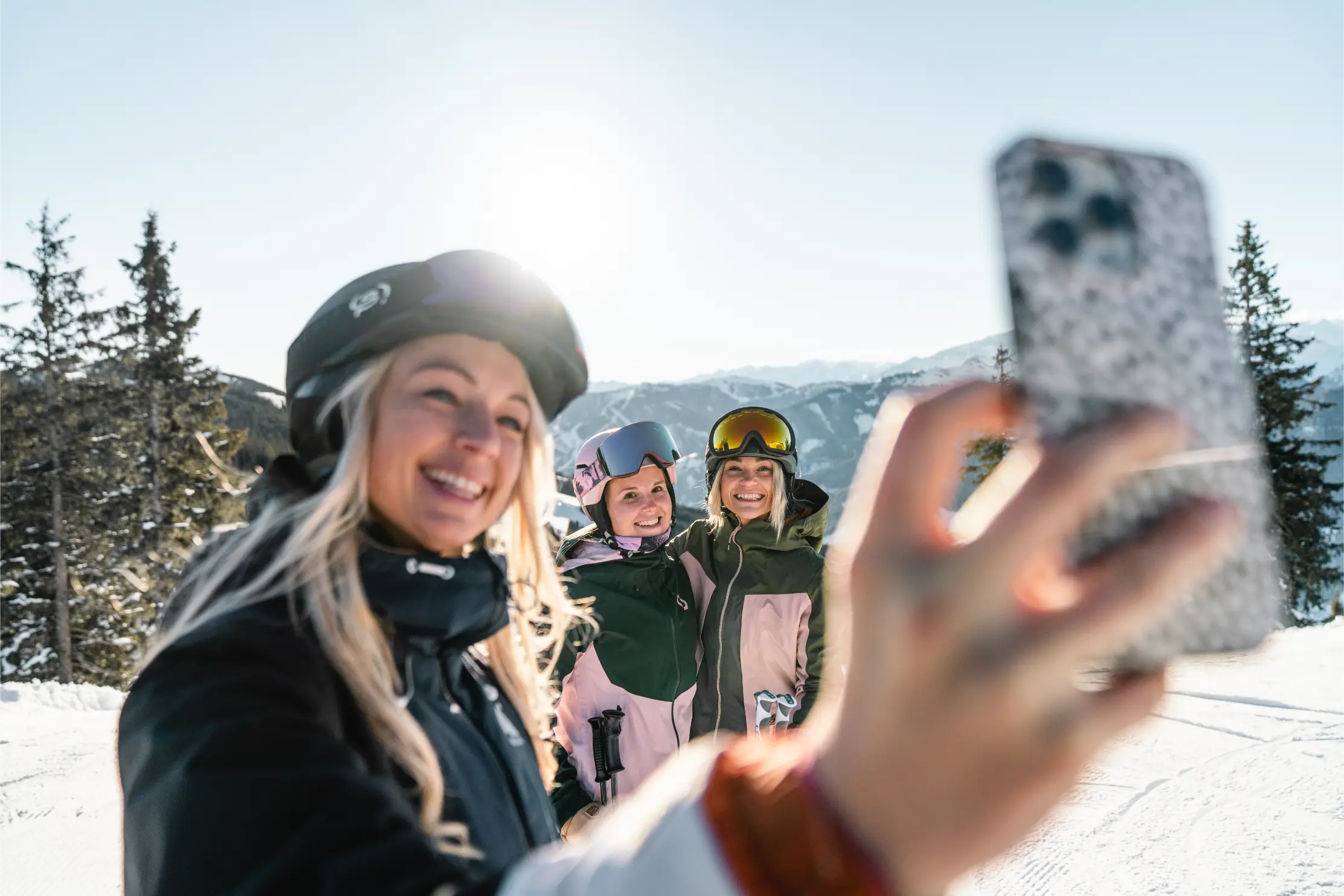 Wintersporter maakt een selfie bij Fieberbrunn